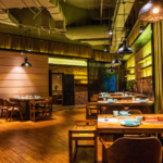Elegante restaurante, con interiores cálidos