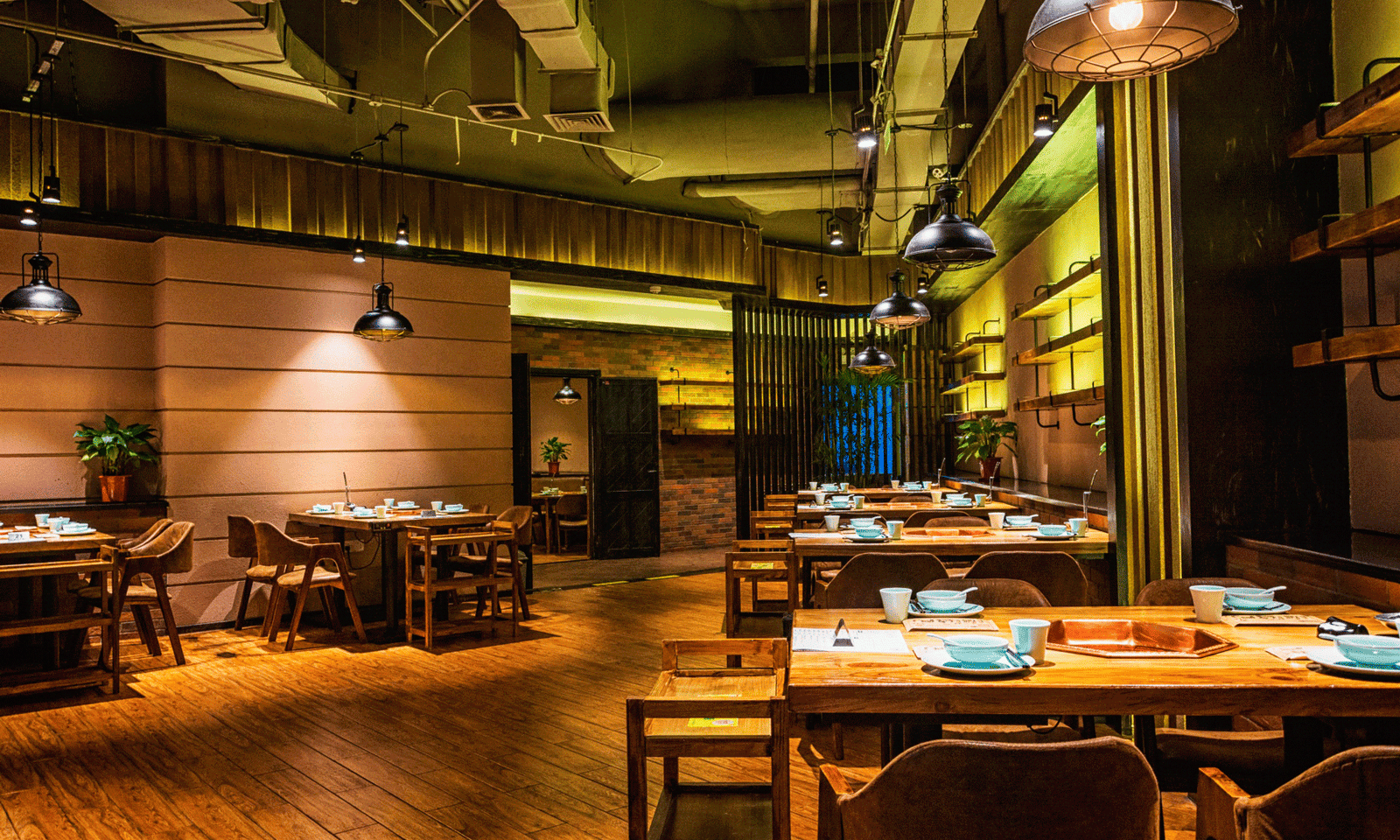 Elegante restaurante, con interiores cálidos