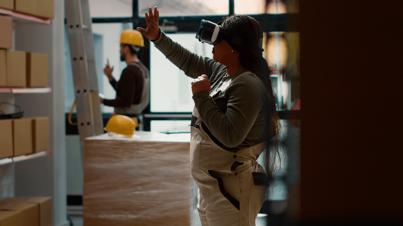 Una mujer ocupando tecnologías