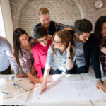 Personas reunidas para trabajar