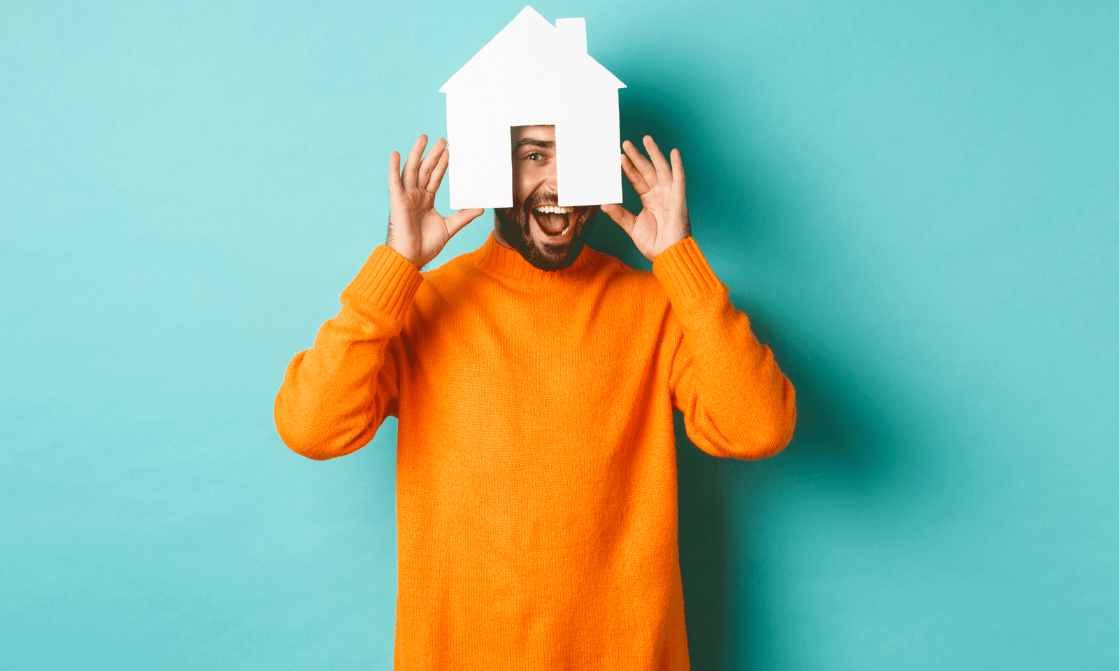 Hombre con un recorte de casa en las manos