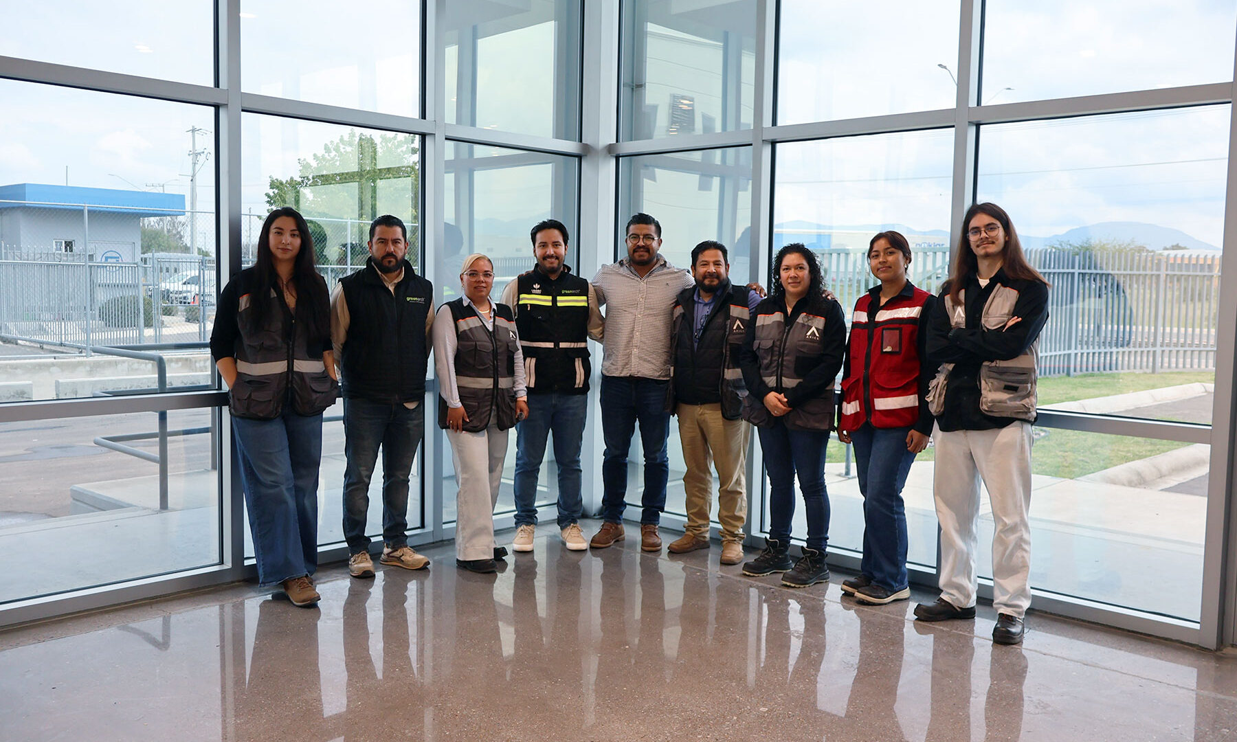 Equipo de apice se presenta en la conclusión de un proyecto industrial
